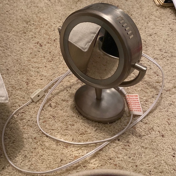 Dual mirror light up vanity - Picture 1 of 2